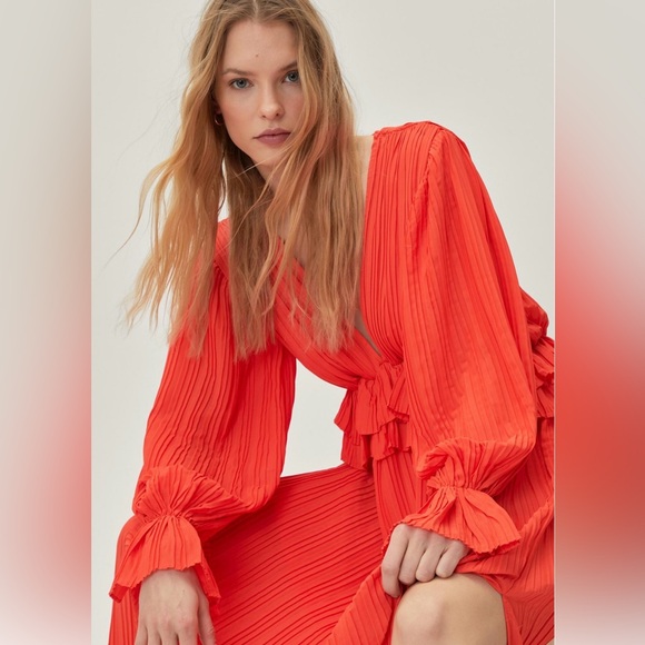 Nasty Gal Red Platted Dress Like New Size 6 - Picture 3 of 3